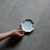 八角モッコ皿 140mm / 貫入白磁