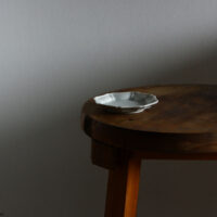 八角モッコ皿 140mm / 貫入白磁