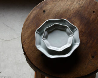 八角モッコ皿 / 貫入白磁