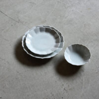 菊型皿 / 貫入白磁