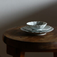 菊型皿 / 貫入白磁