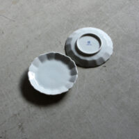 菊皿 160mm / 貫入白磁