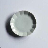 菊皿 160mm / 貫入白磁