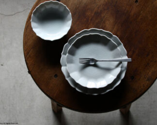 菊型皿 / 貫入白磁