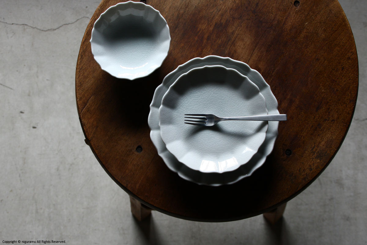 菊型皿 / 貫入白磁