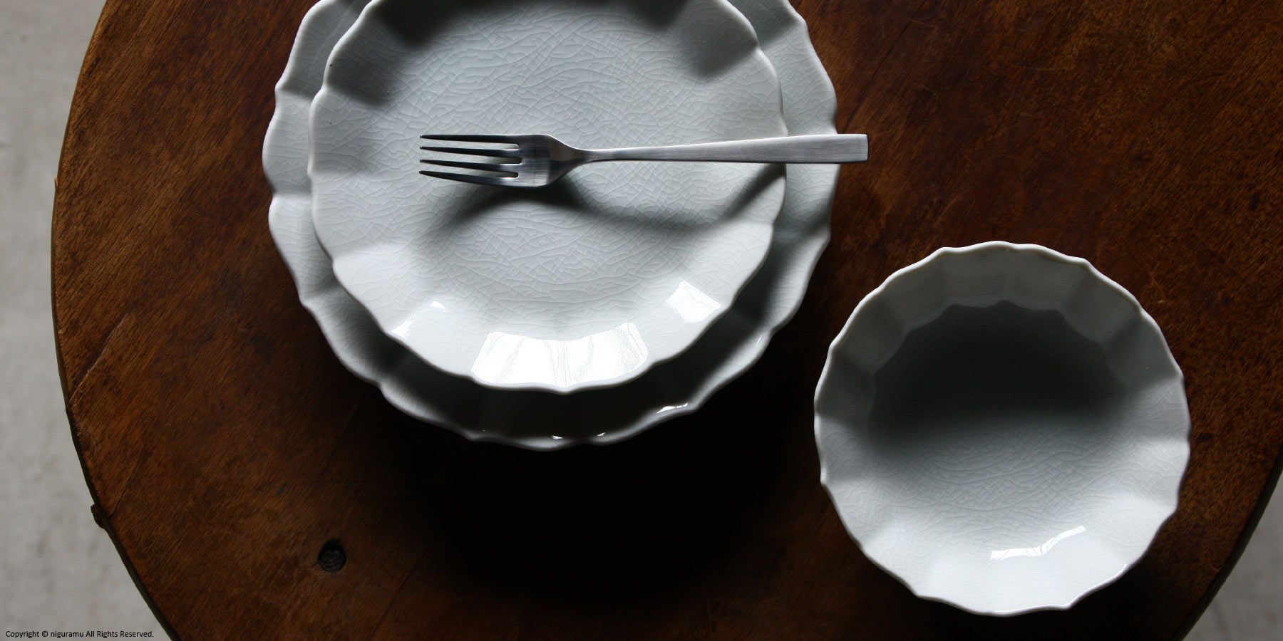 菊型皿 / 貫入白磁