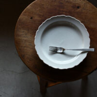 桔梗ミート皿 250mm / 貫入白磁