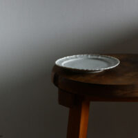 稜花皿 215mm / 貫入白磁