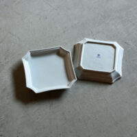 隅切角皿 190mm / 貫入白磁