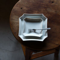 隅切角皿 / 貫入白磁