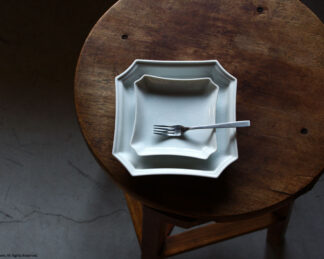 隅切角皿 / 貫入白磁