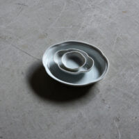 ツバ形皿 / 貫入白磁