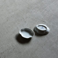 ツバ形皿 100mm / 貫入白磁