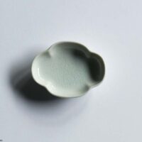 ツバ形皿 100mm / 貫入白磁