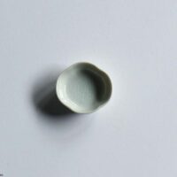 ツバ形豆皿 60mm / 貫入白磁