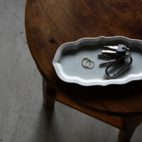 油煙形突出皿 215mm / 貫入白磁