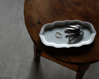 油煙形突出皿 215mm / 貫入白磁